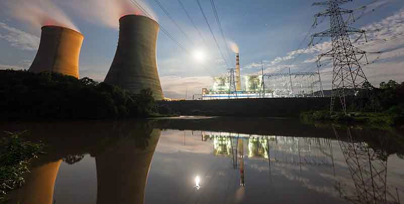Nuclear power plant and cooling towers
