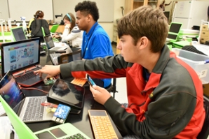 Students use Raspberry Pi computers during JSTI 2017